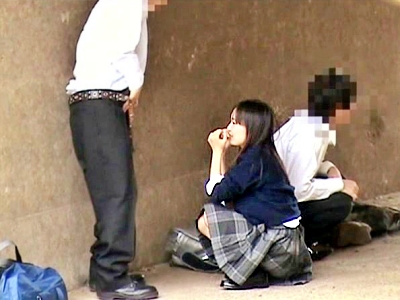 Peeping Tom：屋外でセックスするカップルと3人の学生の隠し撮り写真！バレないようにキョロキョロしながらセックスしている！【エロ動画 天鹿】
